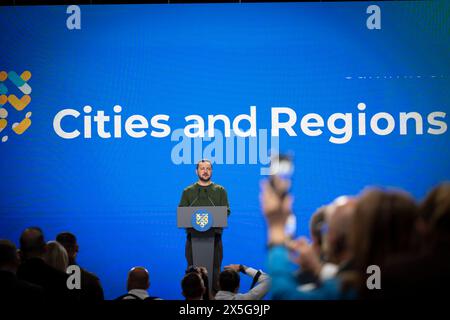 Kiev, Ukraine. 09 mai 2024. Le président ukrainien Volodymyr Zelenskyy prononce une allocution lors du deuxième Sommet international des villes et des régions à l’occasion de la Journée de l’Europe, le 9 mai 2024, à Kiev, en Ukraine. Crédit : Présidence ukrainienne/Bureau de presse présidentiel ukrainien/Alamy Live News Banque D'Images