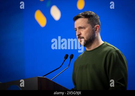 Kiev, Ukraine. 09 mai 2024. Le président ukrainien Volodymyr Zelenskyy prononce une allocution lors du deuxième Sommet international des villes et des régions à l’occasion de la Journée de l’Europe, le 9 mai 2024, à Kiev, en Ukraine. Crédit : Présidence ukrainienne/Bureau de presse présidentiel ukrainien/Alamy Live News Banque D'Images