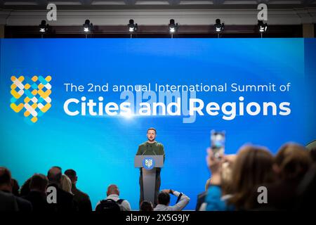 Kiev, Ukraine. 09 mai 2024. Le président ukrainien Volodymyr Zelenskyy prononce une allocution lors du deuxième Sommet international des villes et des régions à l’occasion de la Journée de l’Europe, le 9 mai 2024, à Kiev, en Ukraine. Crédit : Présidence ukrainienne/Bureau de presse présidentiel ukrainien/Alamy Live News Banque D'Images