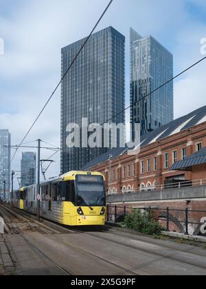 Un tramway Bee Network à Manchester se rendant à Piccadilly. Montré ici par le palais des congrès, Beetham Tower et Viadux Banque D'Images