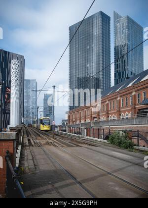 Un tramway Bee Network à Manchester se rendant à Piccadilly. Montré ici par le palais des congrès, Beetham Tower et Viadux Banque D'Images