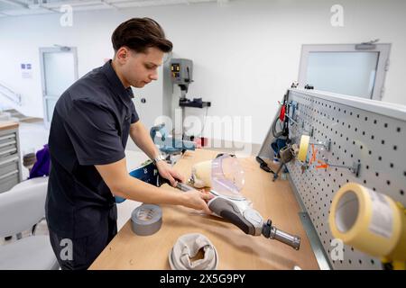 Lviv, oblast de Lviv, Ukraine. 9 mai 2024. Processus de création de jambes prothétiques au Centre des surhumains de l'oblast de Lviv. Le centre est un centre moderne entièrement ukrainien pour les prothèses, la chirurgie reconstructive et la réhabilitation des victimes de guerre, civiles et militaires. (Crédit image : © Andreas Stroh/ZUMA Press Wire) USAGE ÉDITORIAL SEULEMENT! Non destiné à UN USAGE commercial ! Banque D'Images