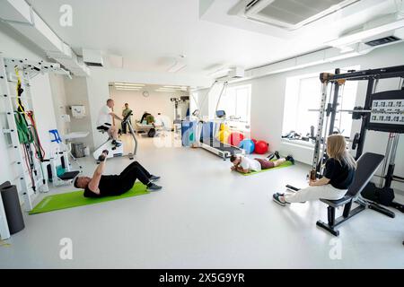 Lviv, oblast de Lviv, Ukraine. 9 mai 2024. Des personnes qui s'entraînent à travailler avec leurs prothèses au Centre des surhumains dans l'oblast de Lviv. Ils sont assistés par le personnel. Le centre est un centre moderne entièrement ukrainien pour les prothèses, la chirurgie reconstructive et la réhabilitation des victimes de guerre, civiles et militaires. (Crédit image : © Andreas Stroh/ZUMA Press Wire) USAGE ÉDITORIAL SEULEMENT! Non destiné à UN USAGE commercial ! Banque D'Images