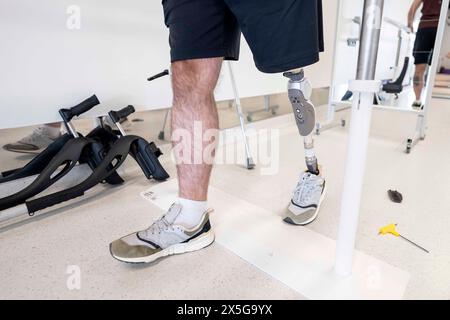 Lviv, oblast de Lviv, Ukraine. 9 mai 2024. Des personnes qui s'entraînent à travailler avec leurs prothèses au Centre des surhumains dans l'oblast de Lviv. Le centre est un centre moderne entièrement ukrainien pour les prothèses, la chirurgie reconstructive et la réhabilitation des victimes de guerre, civiles et militaires. (Crédit image : © Andreas Stroh/ZUMA Press Wire) USAGE ÉDITORIAL SEULEMENT! Non destiné à UN USAGE commercial ! Banque D'Images