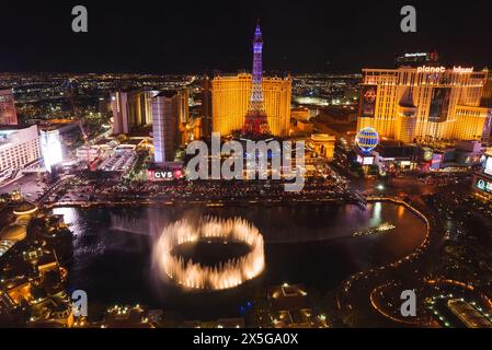 Vue aérienne nocturne animée du légendaire Strip de Las Vegas la nuit Banque D'Images