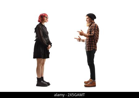 Le gars hipster parlant à une femme aux cheveux rouges dans une robe noire isolée sur fond blanc Banque D'Images