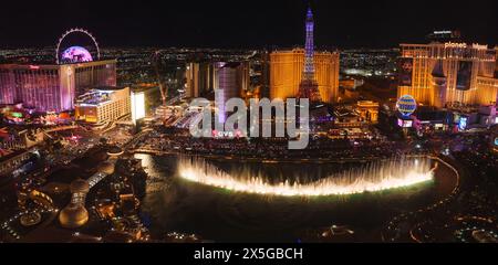 Scène nocturne animée du Strip de Las Vegas, monuments emblématiques, lumières, spectacle aquatique Banque D'Images