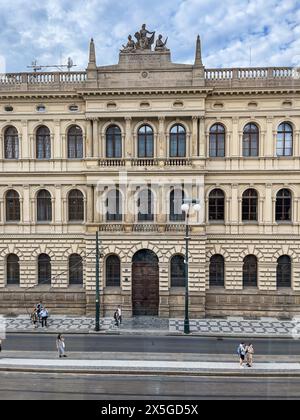 Prague, république tchèque - 15 juin 2021. Vue de la nouvelle scène du théâtre national à l'Académie des sciences dans la rue Narodni Banque D'Images