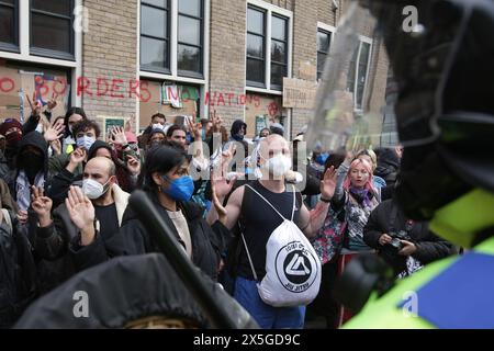 La police anti-émeute néerlandaise brise les barricades fixées par des étudiants pro-palestiniens protestant contre le conflit en cours entre Israël et le palestinien Banque D'Images