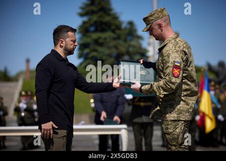 Kiev, Ukraine. 08 mai 2024. Le président ukrainien Volodymyr Zelenskyy, à gauche, remet des médailles militaires aux soldats héros lors d’un événement marquant le 1er jour du souvenir et de la victoire sur le nazisme pendant la seconde Guerre mondiale au monument de la mère Ukraine, le 8 mai 2024, à Kiev, en Ukraine. Plus de 6 millions d'Ukrainiens ont été tués pendant la seconde Guerre mondiale, dont 1,5 millions de juifs. Crédit : Présidence ukrainienne/Bureau de presse présidentiel ukrainien/Alamy Live News Banque D'Images