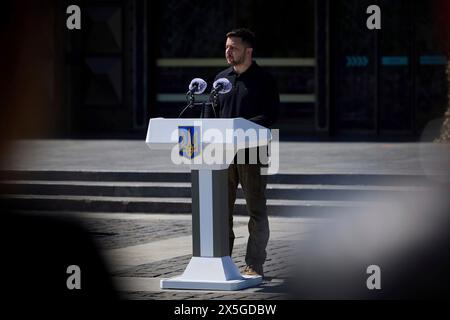 Kiev, Ukraine. 08 mai 2024. Le président ukrainien Volodymyr Zelenskyy prononce un discours marquant le 1er jour du souvenir et de la victoire sur le nazisme pendant la seconde Guerre mondiale au monument de la mère Ukraine, le 8 mai 2024, à Kiev, en Ukraine. Plus de 6 millions d'Ukrainiens ont été tués pendant la seconde Guerre mondiale, dont 1,5 millions de juifs. Crédit : Présidence ukrainienne/Bureau de presse présidentiel ukrainien/Alamy Live News Banque D'Images