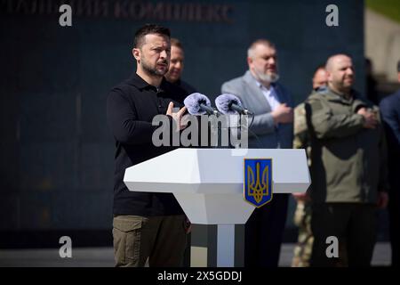 Kiev, Ukraine. 08 mai 2024. Le président ukrainien Volodymyr Zelenskyy représente l'hymne national lors d'un événement marquant le 1er jour du souvenir et de la victoire sur le nazisme pendant la seconde Guerre mondiale au monument de la mère Ukraine, le 8 mai 2024, à Kiev, en Ukraine. Plus de 6 millions d'Ukrainiens ont été tués pendant la seconde Guerre mondiale, dont 1,5 millions de juifs. Crédit : Présidence ukrainienne/Bureau de presse présidentiel ukrainien/Alamy Live News Banque D'Images