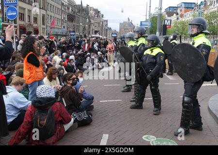 La police anti-émeute néerlandaise brise les barricades mises en place par des étudiants pro-palestiniens protestant contre le conflit en cours entre Israël et le palestinien à l' Banque D'Images