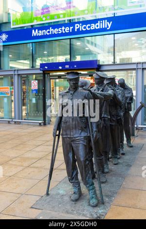 Victoire sur la cécité sculpture de soldats de la première Guerre mondiale par Johanna Domke-Guyot sur Piccadilly approche à l'extérieur de la gare de manchester piccadilly Banque D'Images