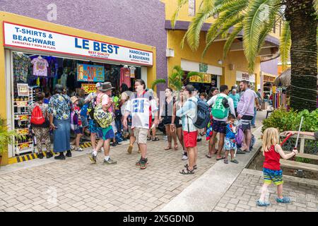 Cozumel Mexique, embarcadère du port de croisière, boutiques Puerta Maya, navire Norwegian Joy Cruise Line, itinéraire de 7 jours sur la mer des Caraïbes, shopping Puerta Maya, le meilleur t-shirt Banque D'Images