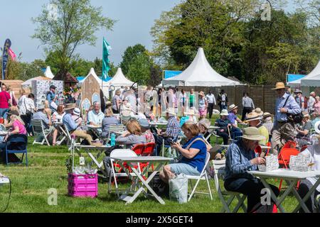 9 mai 2024. RHS Malvern Spring Festival a ouvert aujourd'hui par une chaude journée ensoleillée. Des milliers de visiteurs ont assisté à l'exposition florale annuelle au Three Counties Showground à Malvern, Worcestershire, Angleterre, Royaume-Uni. L'événement se déroule sur 4 jours, se terminant le 12 mai 2024. Banque D'Images