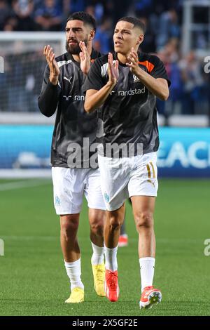 Bergame, Italie, 9 mai 2024. Samuel Gigot (Olympique de Marseille) et amine Harit (Olympique de Marseille) accueillent les fans lors du match de football de l'Europa League entre Atalanta et Marseille au stade Gewiss le 9 mai 2024 à Bergame, en Italie. Crédit : Stefano Nicoli/Speed Media/Alamy Live News Banque D'Images