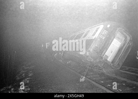 Un wagon déraillé d'un London Midland Express voyageant de London Euston à Manchester Picadilly manquait son bogie après avoir heurté un rail cassé alors qu'il traversait Bushey Station dans un épais brouillard. 19 personnes ont été grièvement blessées. Bushey, Hertfordshire près de Watford. 16 février 1980 80-0426 Banque D'Images