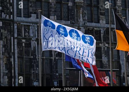 Karlspreisverleihung Aix-la-Chapelle, 09.05.2024 : Karlspreisverleihung an Pinchas Goldschmidt und die jüdischen Gemeinden in Europa. Fahne vor dem Rathaus. Aix-la-Chapelle Marktplatz Rathaus NRW Deutschland *** cérémonie de remise du prix Charlemagne Aix-la-Chapelle, 09 05 2024 cérémonie de remise du prix Charlemagne pour Pinchas Goldschmidt et les communautés juives d'Europe drapeau devant l'Hôtel de ville d'Aix-la-Chapelle Marketplace Hôtel de ville NRW Allemagne Banque D'Images