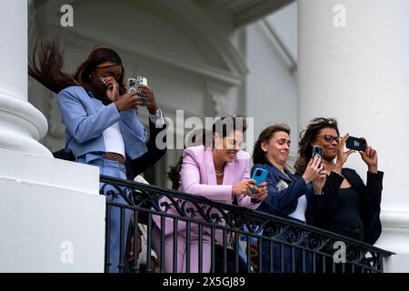 Washington, États-Unis. 09 mai 2024. Les membres des Aces de Las Vegas regardent le Marine One quitter la pelouse sud en route pour San Francisco à la Maison Blanche de Washington, DC le jeudi 9 mai 2024. Photo de Bonnie Cash/Pool/ABACAPRESS. COM Credit : Abaca Press/Alamy Live News Banque D'Images