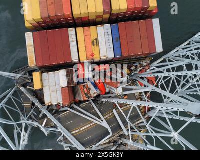 Dundalk (États-Unis d'Amérique). 28 mars 2024. Le navire de charge MV Dali encastré dans des fermes d'acier provenant de l'épave du Francis Scott Key Bridge, effondré, le 28 mars 2024, près de Dundalk, Maryland. Le pont a été heurté par le porte-conteneurs de 984 pieds MV Dali le 26 mars et s'est effondré tuant six travailleurs. Crédit : PO1 Paul Dragin/U. S Coast Guard/Alamy Live News Banque D'Images