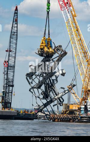 Dundalk (États-Unis d'Amérique). 01 mai 2024. Les équipes de sauvetage utilisent la griffe hydraulique de récupération HSWC500-1000 attachée au gros navire-grue à jambe de cisaillement lourd Chesapeake 1000 alors que les travaux se poursuivent pour nettoyer l'épave du pont Francis Scott Key effondré au-dessus de la rivière Patapsco, le 1er mai 2024, près de Dundalk, Maryland. Le pont a été heurté par le porte-conteneurs de 984 pieds MV Dali le 26 mars et s'est effondré tuant six travailleurs. Crédit : Christopher Rosario/U. S Army corps of Engineers/Alamy Live News Banque D'Images