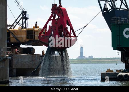 Dundalk (États-Unis d'Amérique). 01 mai 2024. Les équipes de sauvetage utilisent la griffe hydraulique de récupération HSWC500-1000 attachée au gros navire-grue à jambe de cisaillement lourd Chesapeake 1000 alors que les travaux se poursuivent pour nettoyer l'épave du pont Francis Scott Key effondré au-dessus de la rivière Patapsco, le 1er mai 2024, près de Dundalk, Maryland. Le pont a été heurté par le porte-conteneurs de 984 pieds MV Dali le 26 mars et s'est effondré tuant six travailleurs. Crédit : Christopher Rosario/U. S Army corps of Engineers/Alamy Live News Banque D'Images