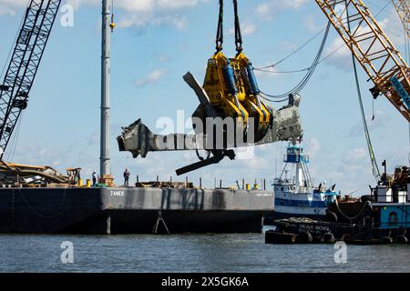 Dundalk (États-Unis d'Amérique). 01 mai 2024. Les équipes de sauvetage utilisent la griffe hydraulique de récupération HSWC500-1000 attachée au gros navire-grue à jambe de cisaillement lourd Chesapeake 1000 alors que les travaux se poursuivent pour nettoyer l'épave du pont Francis Scott Key effondré au-dessus de la rivière Patapsco, le 1er mai 2024, près de Dundalk, Maryland. Le pont a été heurté par le porte-conteneurs de 984 pieds MV Dali le 26 mars et s'est effondré tuant six travailleurs. Crédit : Christopher Rosario/U. S Army corps of Engineers/Alamy Live News Banque D'Images