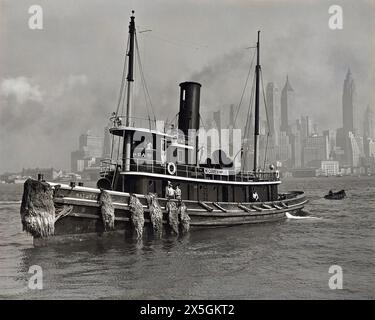 Watuppa remorqueur, du front de mer avec Manhattan skyline en arrière-plan, Brooklyn, New York City, New York, USA, Berenice Abbott, Federal Art Project, 'Changing New York', 1936 Banque D'Images