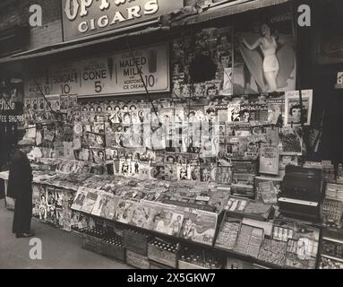 Kiosque à journaux, 32nd Street et Third Avenue, New York City, New York, États-Unis, Berenice Abbott, Federal Art Project, 'Changing New York', novembre 1935 Banque D'Images