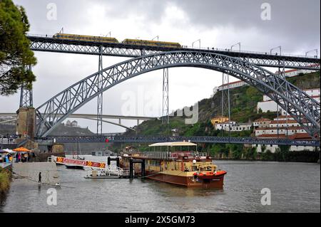 Le pont Dom Luis I au-dessus de la rivière Duoro à Porto, Portugal, Europe Banque D'Images