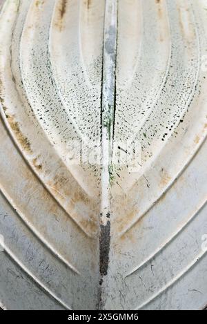 Le bateau a une apparence très ancienne et usée. La peinture s'écaille et le bois est recouvert de mousse verte. Le bateau est susceptible d'être abandonné ou fo Banque D'Images