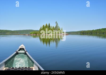 Parc national de la Mauricie Lac Caribou. Journée parfaite pour sortir en canoë. Eau calme pour une journée de pagayage incroyable. Lac calme avec petite île Banque D'Images