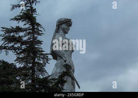 Kartlis Deda ou mère de Géorgie monument vue panoramique aérienne dans la vieille ville de Tbilissi. Tbilissi est la capitale et la plus grande ville de Géorgie. Banque D'Images