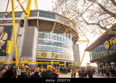 Photo d'une foule de supporters se préparer à entrer dans le stade signal Iduna Park à Dortmund. Westfalenstadion est un stade de football à Dortmund, Banque D'Images