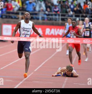 Philadelphie, PA - avril 27 : Kemarrio Bygrave Jamaica College, Jamaïque finissant à la première place devant Kaleb Smith lors du High School Boys 4x8 Banque D'Images