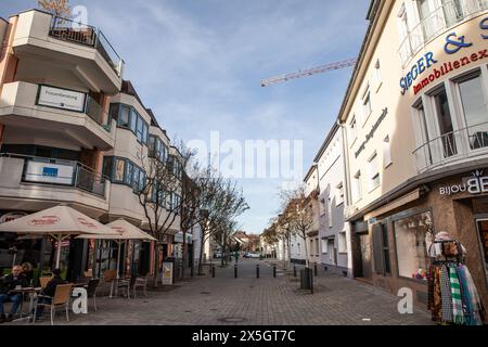 Photo d'une rue résidentielle de Troisdorf, Allemagne, avec des bâtiments résidentiels. Troisdorf est une ville du Rhin-SIEG-Kreis, en Rhénanie-du-Nord-Westpha Banque D'Images