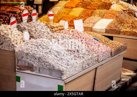 Photo de piles de délices turcs à vendre à Istanbul. Le délice turc ou lokum est une famille de confiseries à base de gel d'amidon et de sucre. Pré Banque D'Images