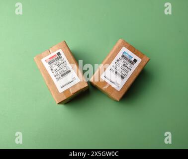 Gros plan miniature mini express blind box sur fond vert. Banque D'Images