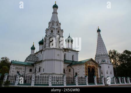 L'église d'Ilya ou Élie le Prophète à la place Sovetskaya dans le centre de la ville de Yaroslavl, anneau d'or de Russie au coucher du soleil Banque D'Images