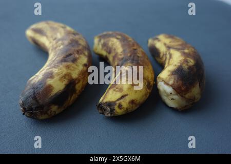 comparer une banane pourrie avec une banane mûre sur fond blanc Banque D'Images