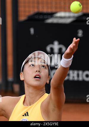 Rome, Italie. 9 mai 2024. Wang Xinyu, de Chine, sert lors de la ronde de simple féminine de 64 contre Beatriz Haddad Maia, du Brésil, à l'Open d'Italie de la WTA à Rome, Italie, le 9 mai 2024. Crédit : Alberto Lingria/Xinhua/Alamy Live News Banque D'Images