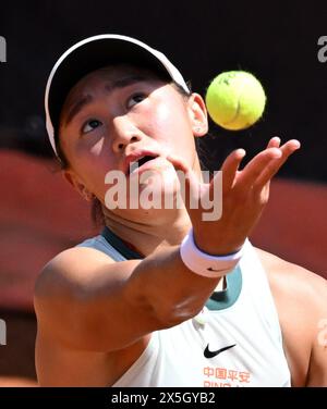 Rome, Italie. 9 mai 2024. Wang Xiyu, de Chine, sert lors du match de 1er tour féminin contre Anastasia Potapova, de Russie, à l'Open d'Italie de la WTA à Rome, Italie, le 9 mai 2024. Crédit : Alberto Lingria/Xinhua/Alamy Live News Banque D'Images