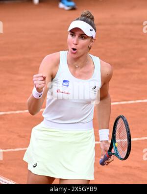 Rome, Italie. 9 mai 2024. Beatriz Haddad Maia, du Brésil, célèbre son but lors de la ronde de simple féminine de 64 contre Wang Xinyu, de Chine, à l'Open d'Italie de la WTA à Rome, Italie, le 9 mai 2024. Crédit : Alberto Lingria/Xinhua/Alamy Live News Banque D'Images