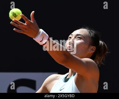 Rome, Italie. 9 mai 2024. Zheng Qinwen, de Chine, sert lors de la ronde de simple féminine de 64 contre Shelby Rogers, des États-Unis, à l'Open d'Italie de la WTA à Rome, Italie, le 9 mai 2024. Crédit : Alberto Lingria/Xinhua/Alamy Live News Banque D'Images