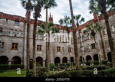 La tour Renaissance espagnole du Lightner Museum, ancien Hôtel Alcázar, avec des palmiers à Augustine, Floride Banque D'Images