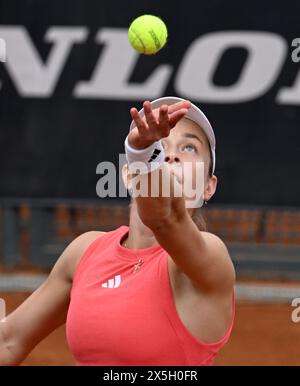 Rome, Italie. 9 mai 2024. Katie Volynets des États-Unis sert lors du match de 1er tour féminin contre Wang Yafan de Chine à l'Open d'Italie de la WTA à Rome, Italie, le 9 mai 2024. Crédit : Alberto Lingria/Xinhua/Alamy Live News Banque D'Images