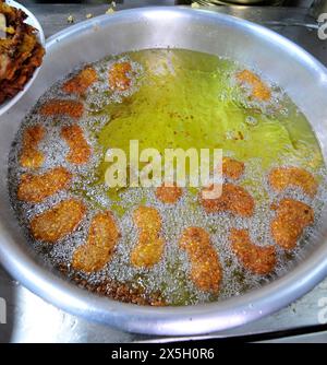 Frire des boules de Falafel chez Shlomo and sons Falafel à tel-Aviv, Israël. Banque D'Images