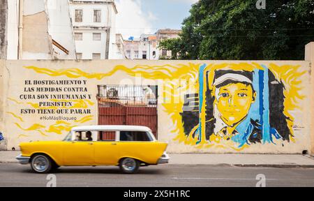 Fresque murale Chevy passe devant la Havane des années 1950. Le texte dit: "Le harcèlement et les mesures contre Cuba sont inhumains et persistent, cela doit cesser. Plus de blocus Banque D'Images