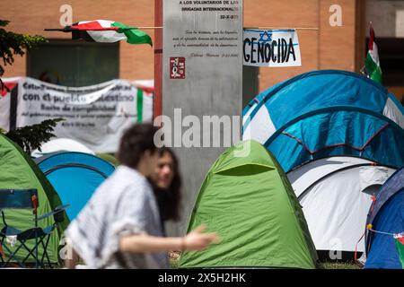 Madrid, Espagne. 09 mai 2024. Un drapeau palestinien à côté d'un drapeau israélien, lors d'un voyage étudiant en camping sur le campus de l'Université Complutense de Madrid, exigeant que le génocide avec le peuple palestinien cesse. Des étudiants de différentes facultés de l’Université Complutense de Madrid (UCM) ont installé un camp à durée indéterminée dans le but de montrer leur soutien au peuple palestinien et d’exiger la fin du génocide dans la bande de Gaza. Crédit : SOPA images Limited/Alamy Live News Banque D'Images